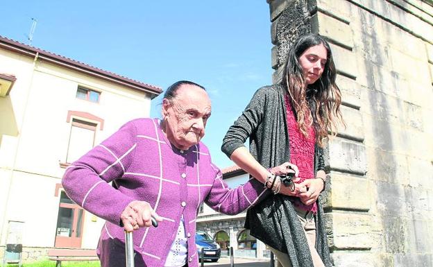 Lucía González, de paseo con otra de las vecinas inscritas.