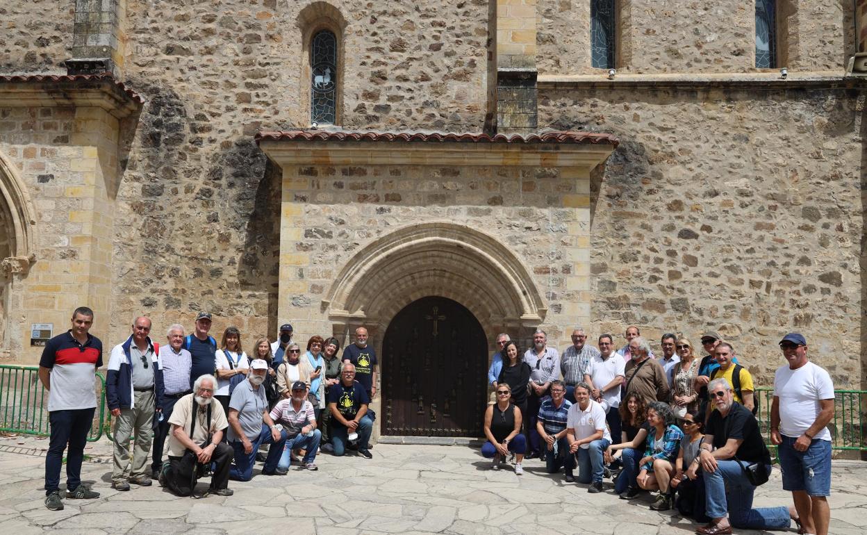 Responsables de las asociaciones de los Caminos del Norte , junto a la Puerta del Perdón en Santo Toribio 