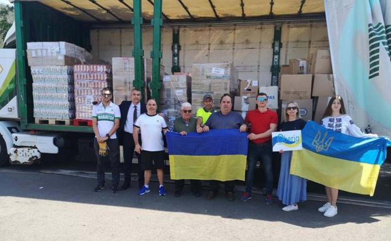 Miembros de la asociación de ayuda a Ucrania y representantes municipales, con los alimentos donados. 