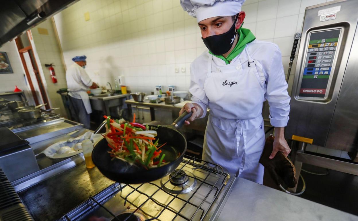 Un joven cocinero, sartén en mano, en la Escuela de Peñacastillo, mientras participaba en el concurso Chef Cantabria. 