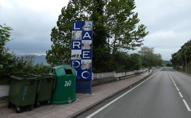 Contenedores junto al deslucido cartel de bienvenida a Laredo.