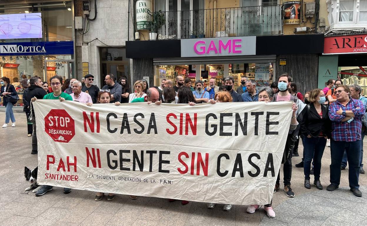 Representantes de la Plataforma de Afectados por la Hipoteca se concentraron la pasada semana en la calle Burgos. 