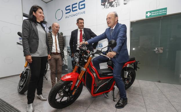 Imagen principal - Imágenes tomadas en la fábrica de Treto durante la presentación de los nuevos modelos de moto, este martes.