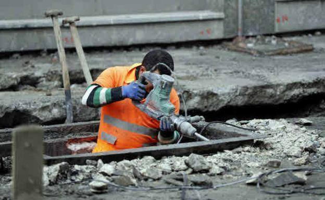 Imagen de archivo de un trabajador de la construcción.