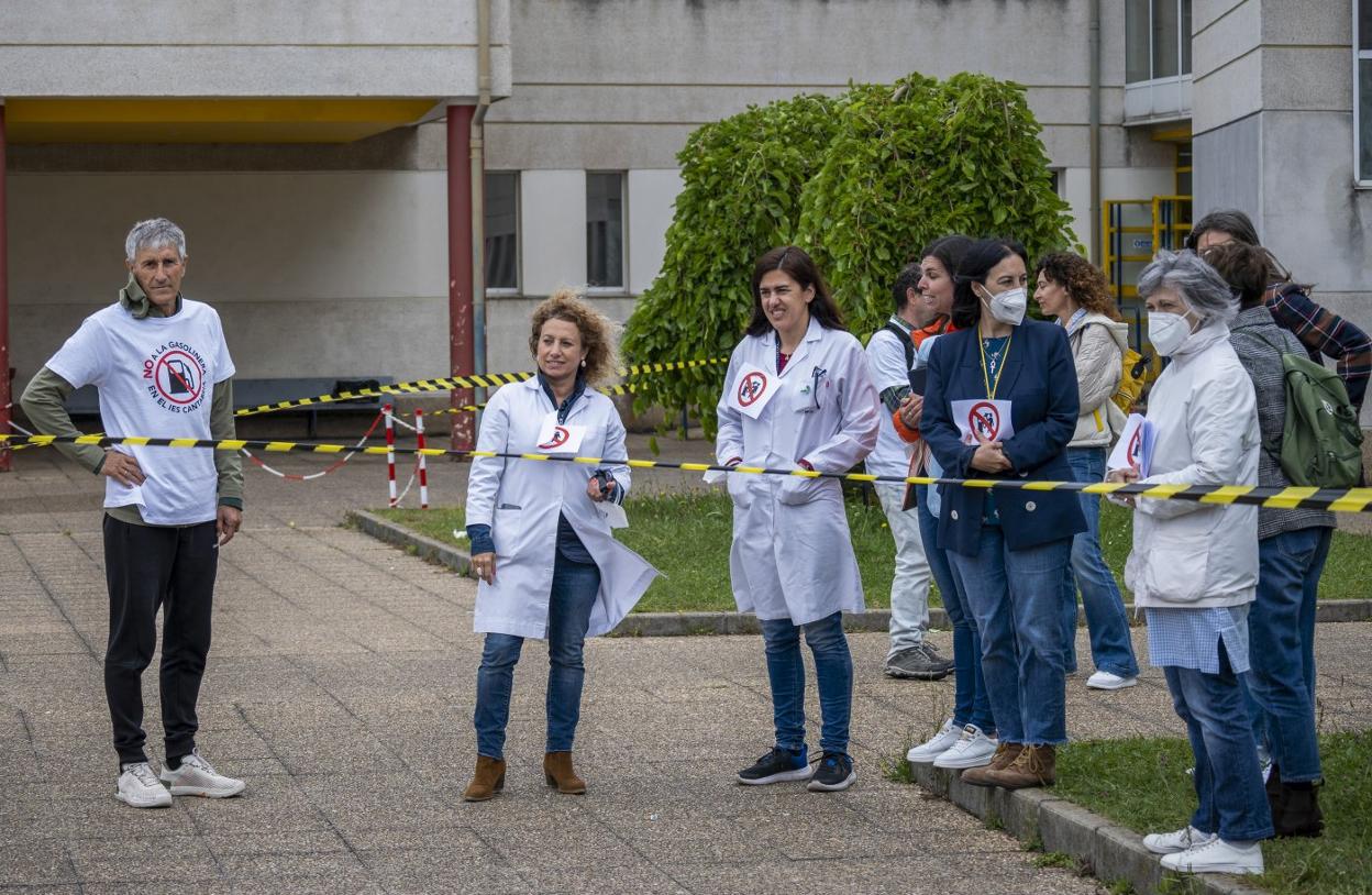 Quique Setién, antes de la carrera, acompañado de profesores del IES Cantabria. 