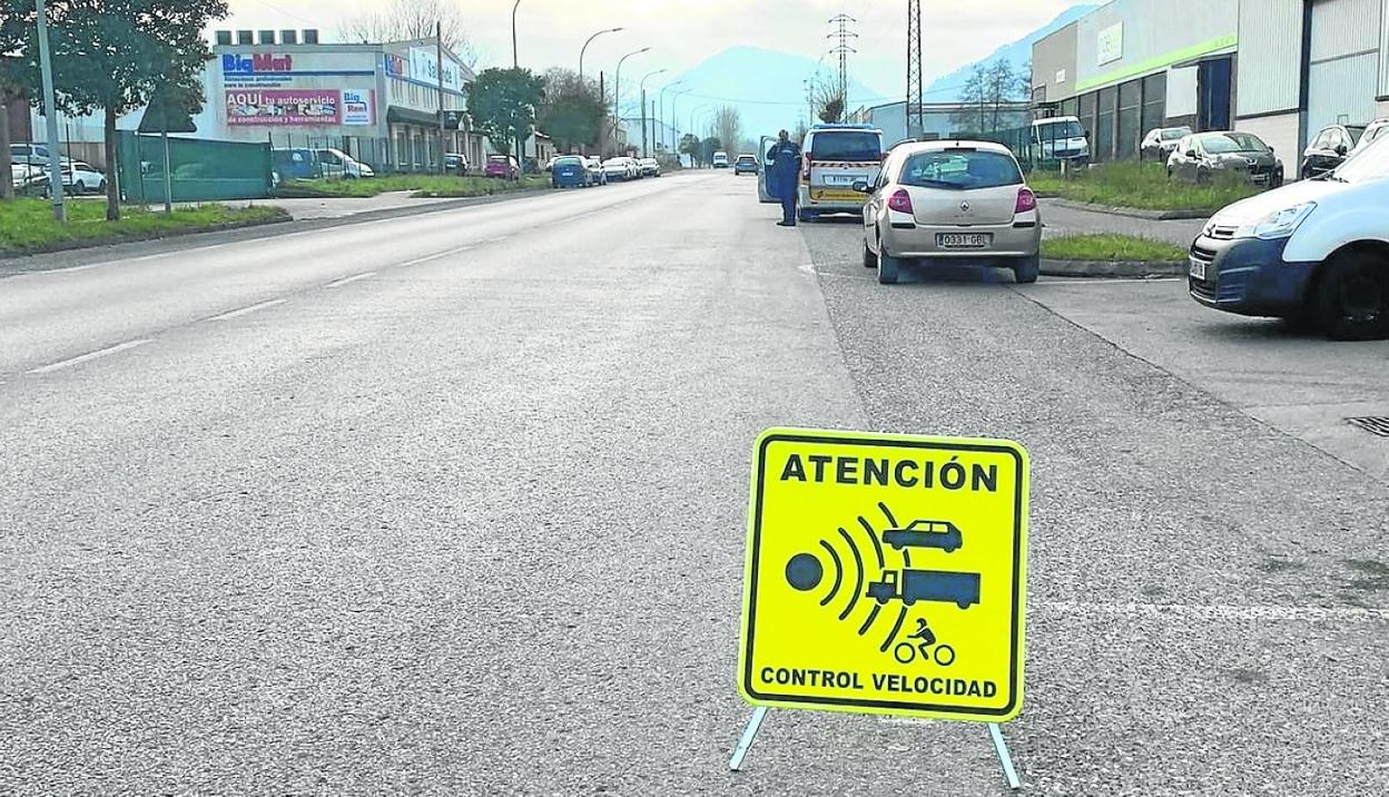 El radar en el polígono de Barros, vía en la que el límite de velocidad es de 30 kilómetros por hora. 