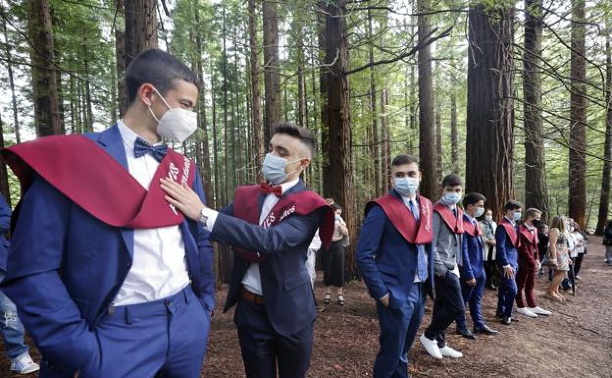 Alumnos del Foramontanos celebran su graduación en el bosque de las secuoyas de Cabezón. 