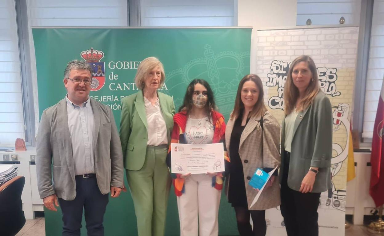 La consejera Marina Lombó entregó el premio a la ganadora del concurso de Coca Cola. 