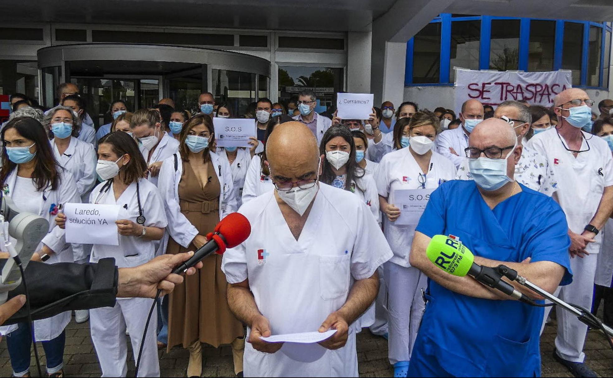 Concentración de la plantilla del Hospital de Laredo el pasado día 12 de mayo para reclamar más personal.