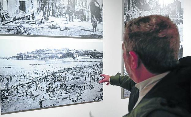 El fotógrafo Manuel Álvarez señala una de las imágenes de la muestra. 