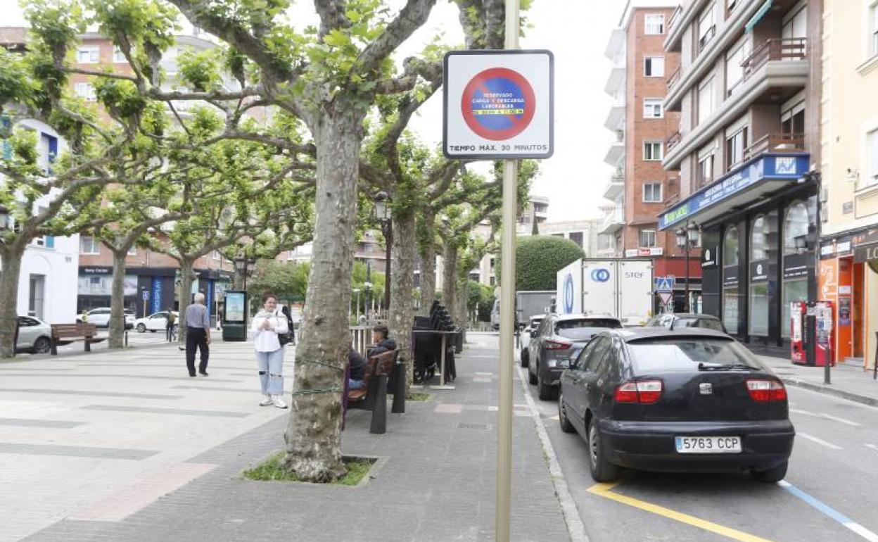 Una plaza carga y descarga, en las calles de Torrelavega.