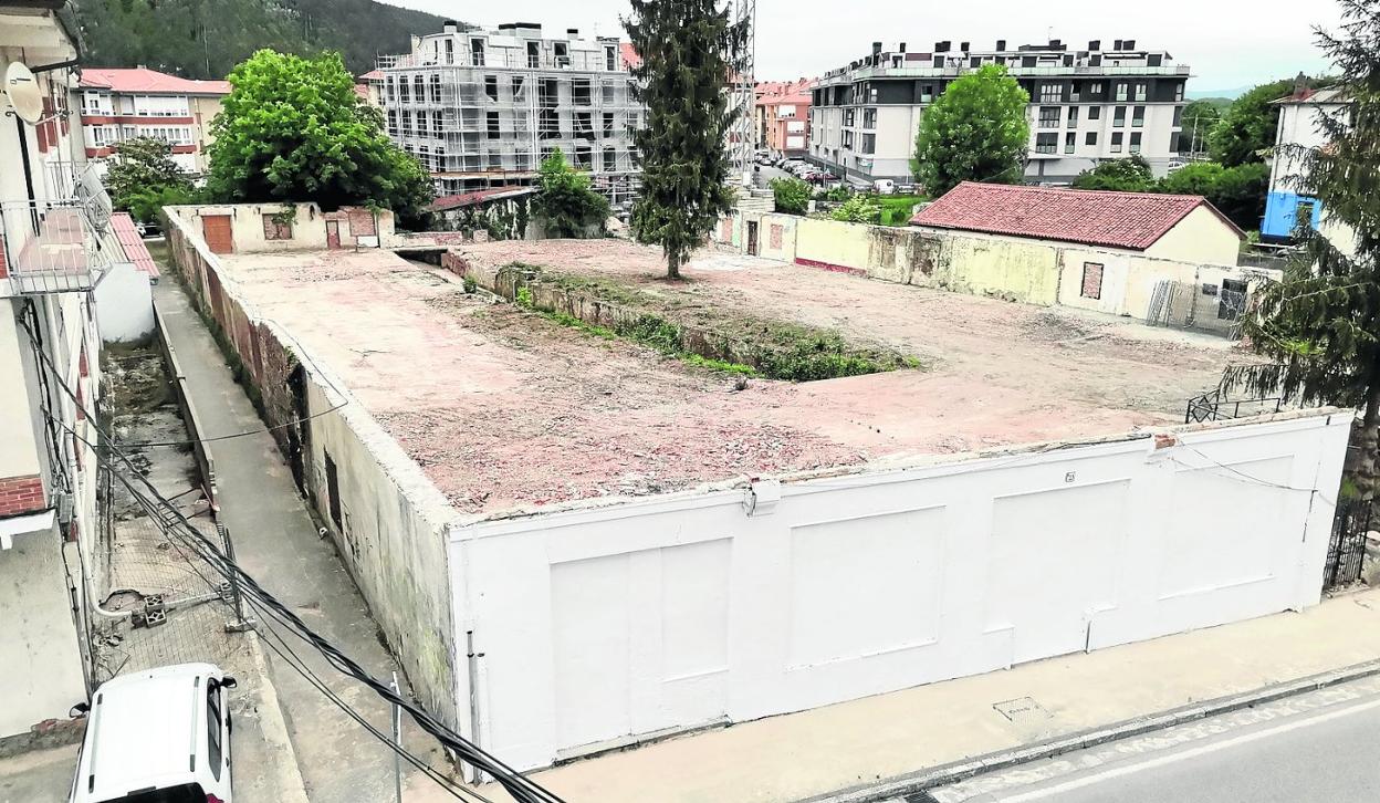 Vista de cómo ha quedado el solar tras el derribo del edificio. 