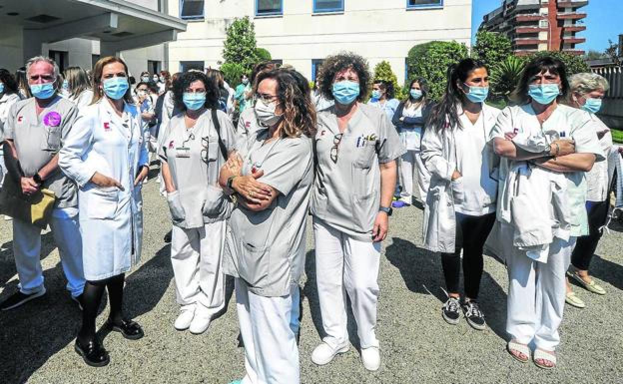 Personal del hospital de laredo, en una de las protestas por falta de mécicos. / 