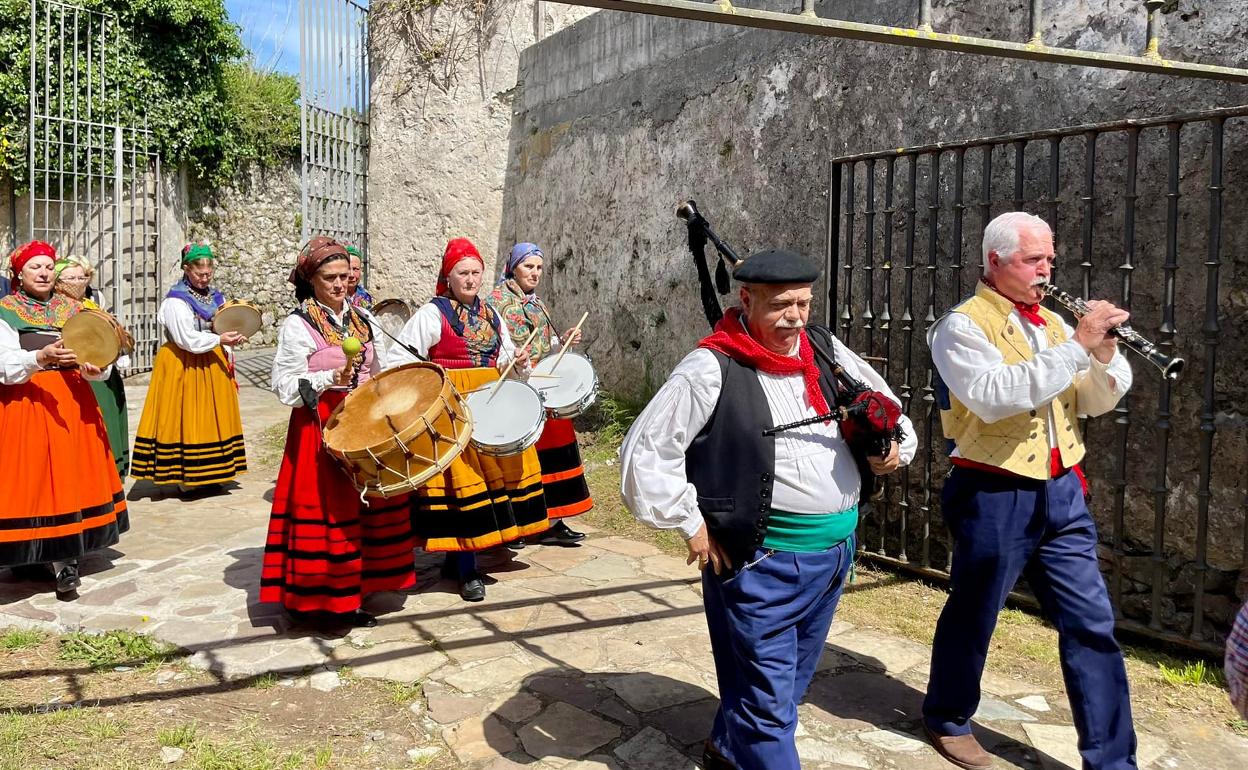 Integrantes de Los Ventolines durante la procesión en honor a San Isidro en los exteriores de Santa María de Laredo 