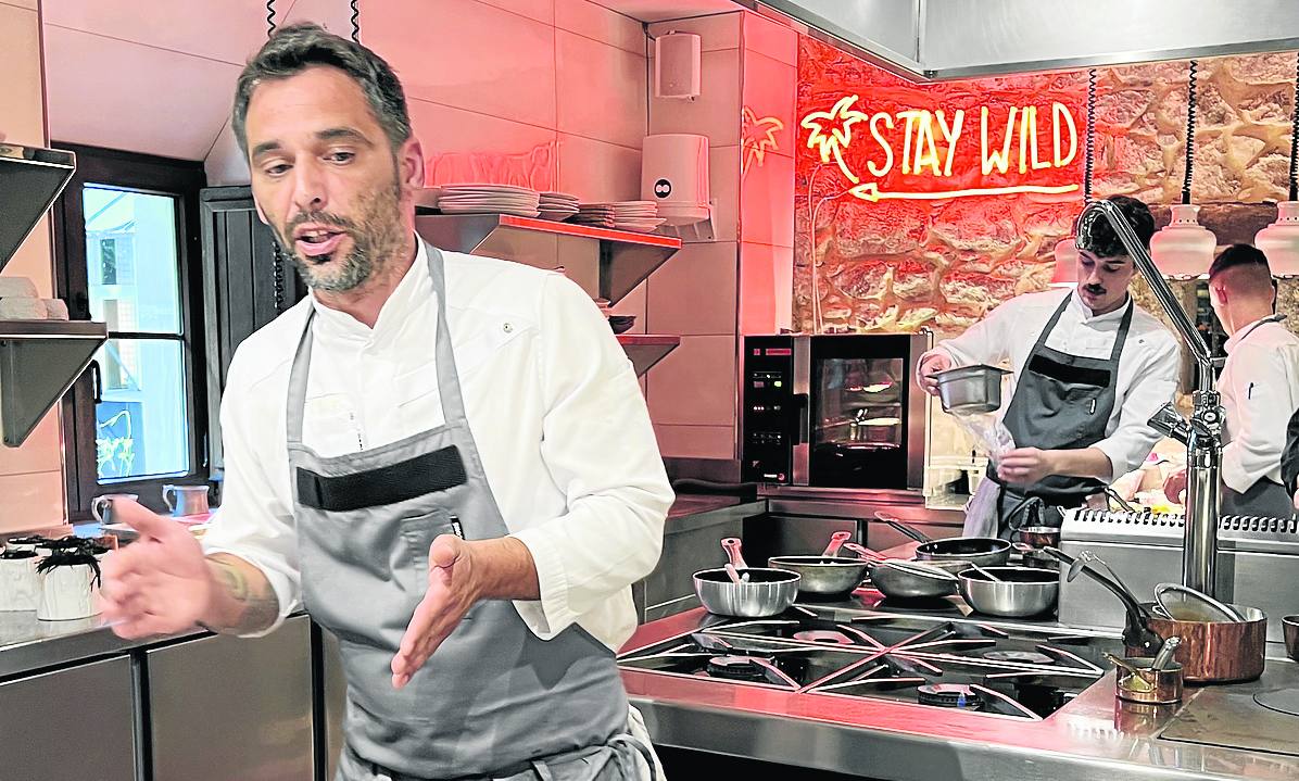 Eduardo Quintana presenta en la barra de la cocina los snaks antes de que el cliente ocupe su mesa. 