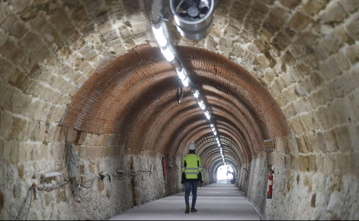 Un operario recorre el antiguo túnel de Tetuán semanas antes del fin de las obras.