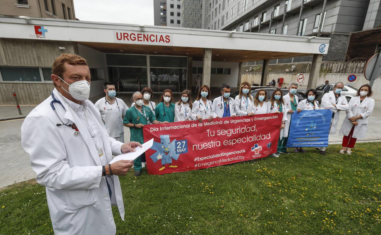 El personal de Urgencias de Valdecilla se ha conentrado esta mañana a las puertas del servicio.