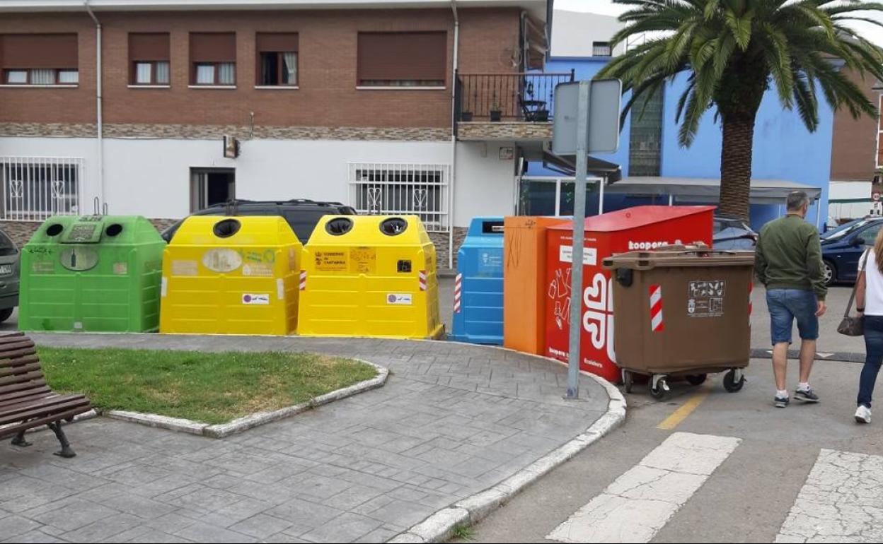 Área de recogida con varios contenedores en el casco urbano de Los Corrales.