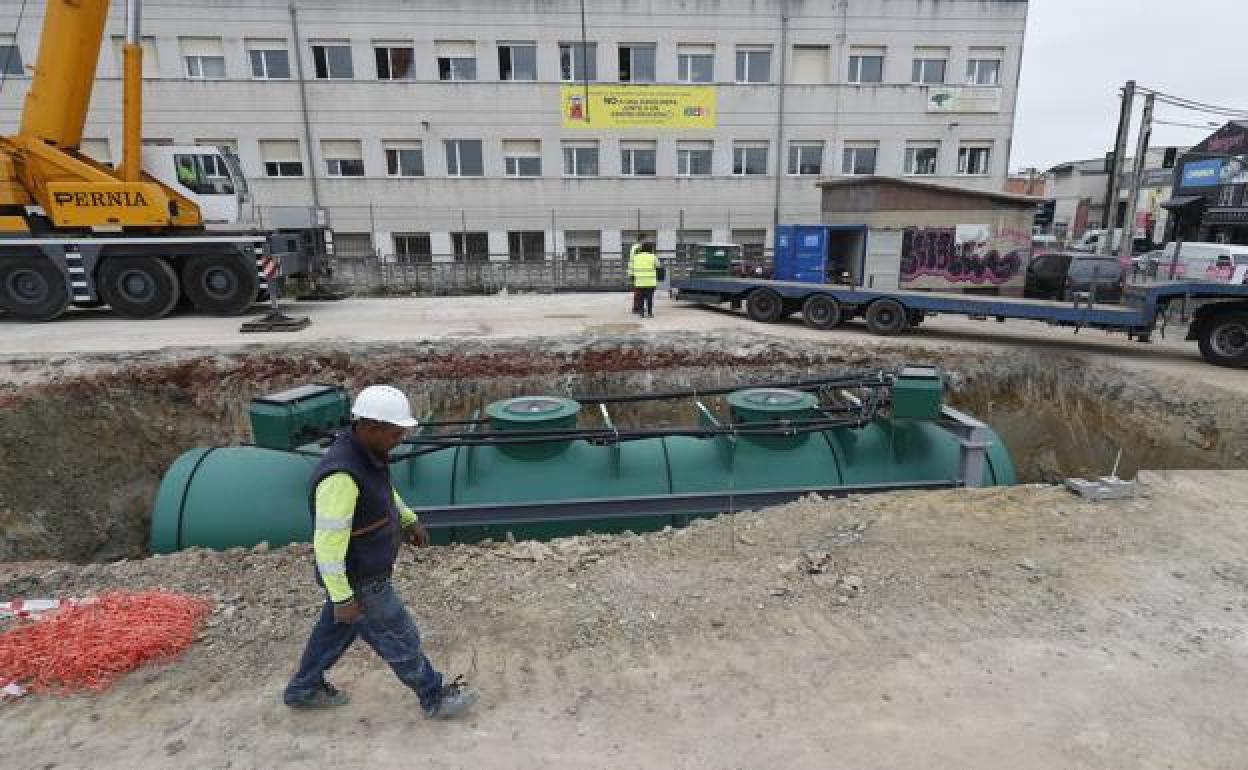 Depósito de la gasolinera que se está construyendo frente al IES Cantabria.