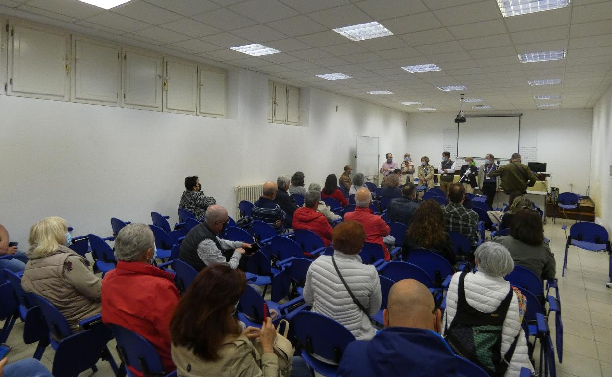 Asistentes a la reunión preliminar impulsada por la Junta de Personal para convocar la manifestación de mañana sábado 