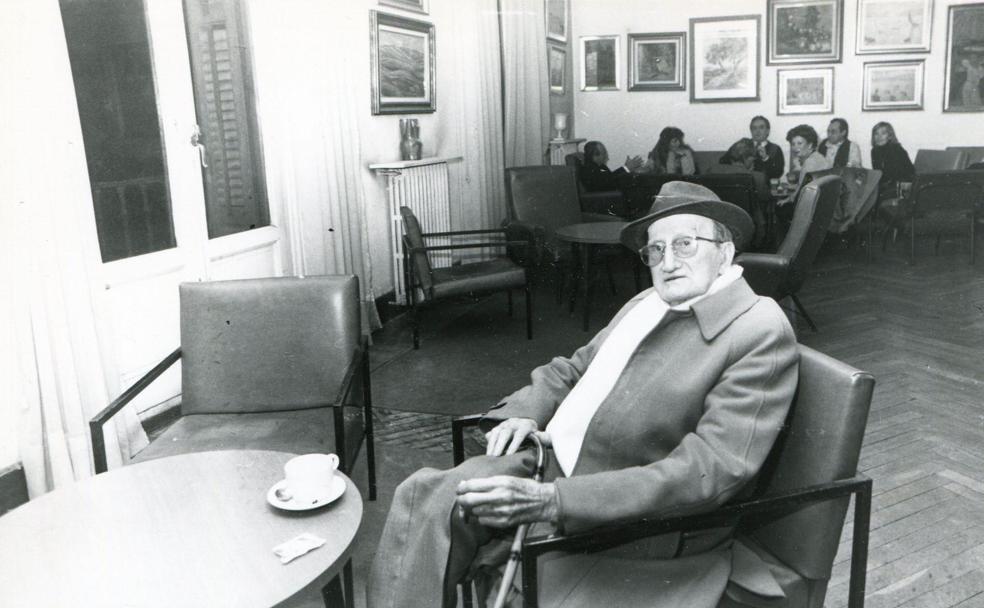 El poeta, pintor y recitador cántabro Pío Muriedas en el Ateneo Santander en 1990.