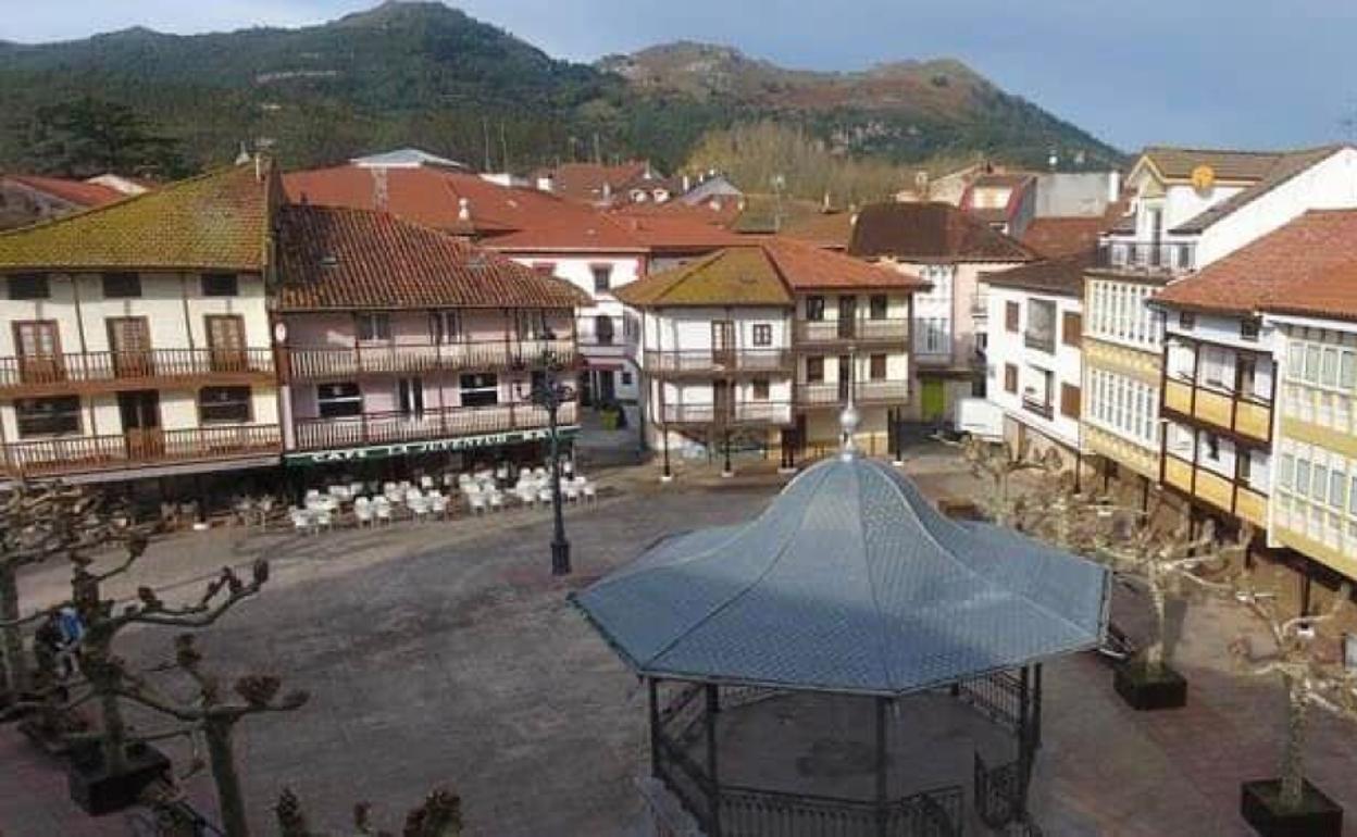 La Plaza Mayor es uno de los lugares donde discurre el eje de la vida social, cultural y festiva de la villa 