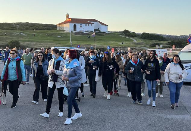 Numerosas personas se acercaron a la ermita de la Virgen del Mar para participar en la procesión.