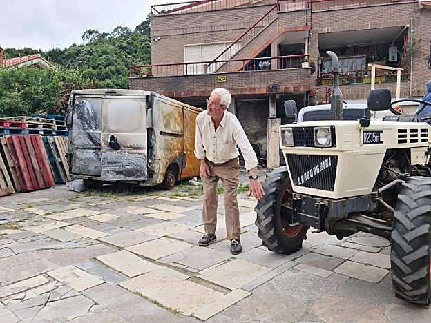 José Antonio Fernández señala la rueda del tractor golpeada durante el choque, ayer, en Herrera'.