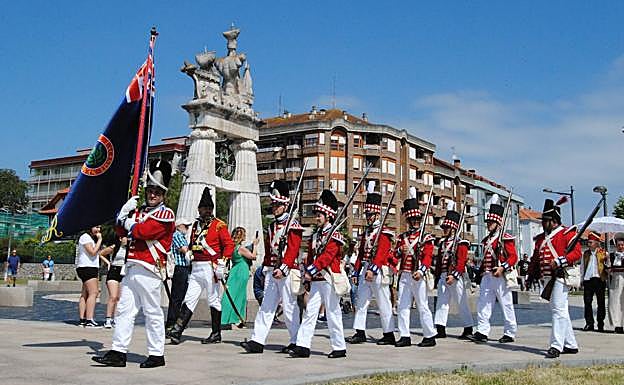Imagen principal - Santoña retumba por el fin de la ocupación francesa