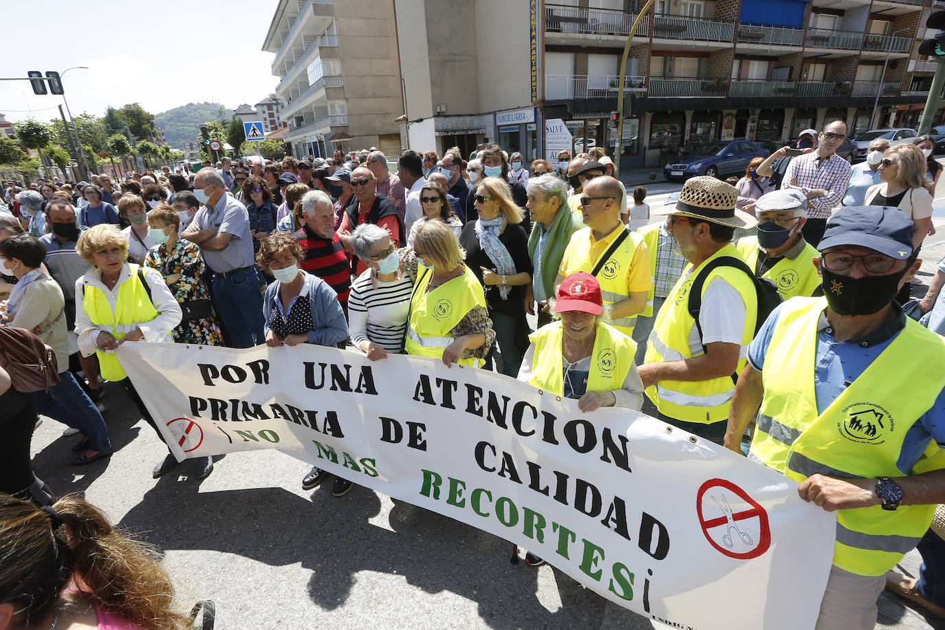 Más de 2.000 personas han reclamado un futuro para el hospital de Laredo.