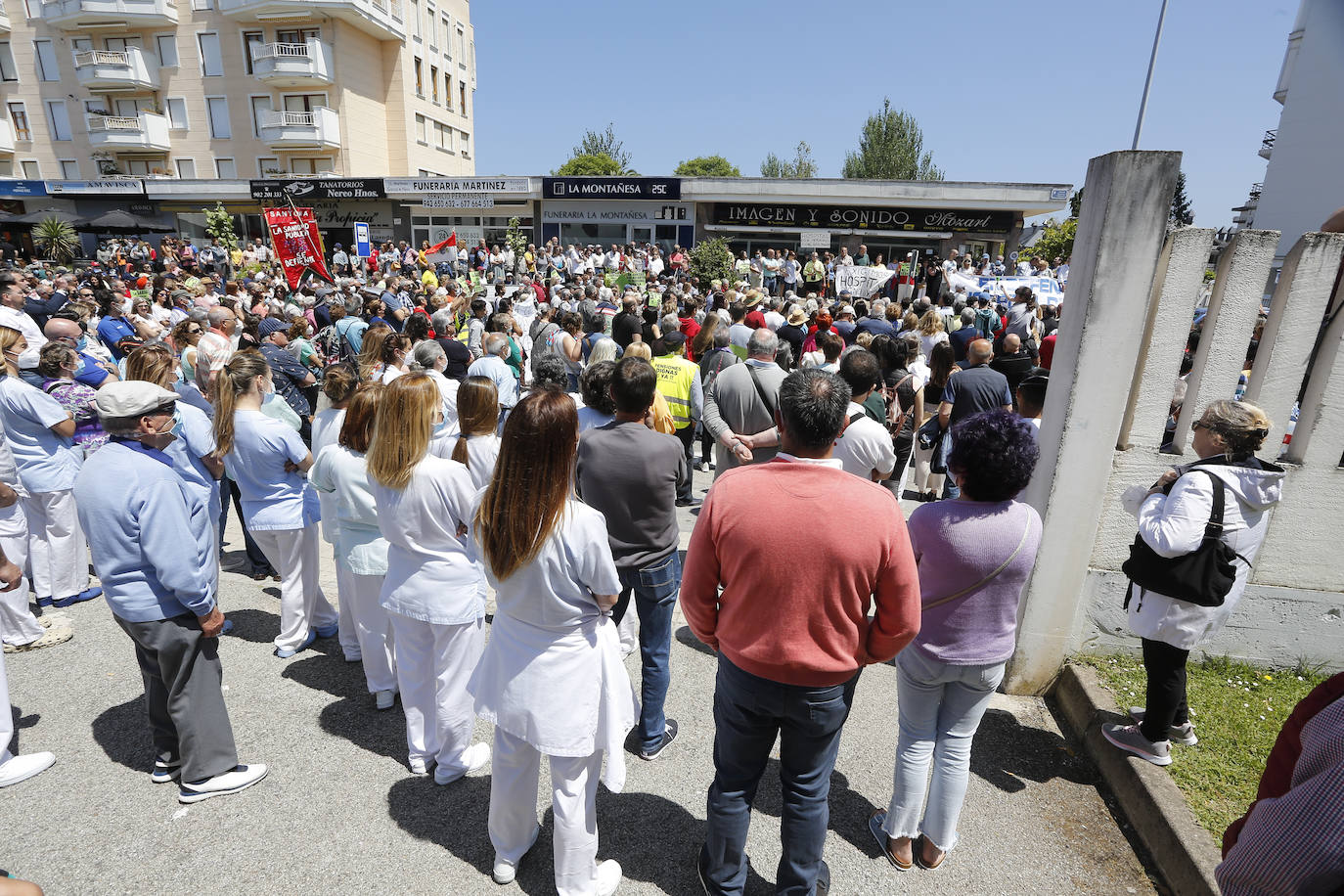 Más de 2.000 personas han reclamado un futuro para el hospital de Laredo.