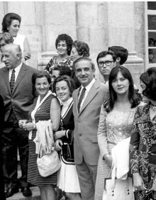 Imagen secundaria 2 - Imágenes en blanco y negro de los alumnos y profesores del Manzanedo en los 60 y otra imagen actual de uno de los reencuentros.