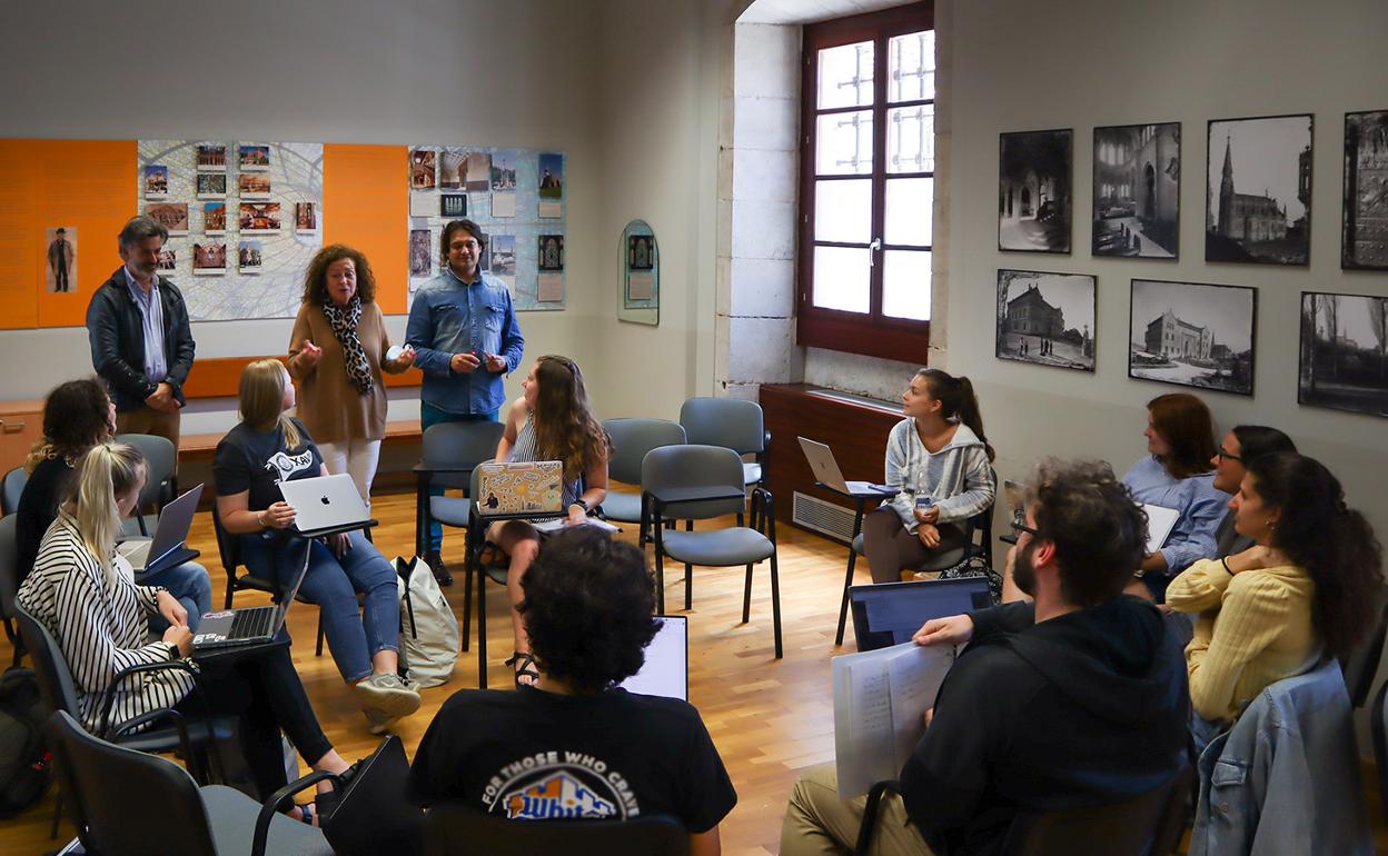 Alumnos estadounidenses asisten a la clase de Lengua Española, Cultura, Historia y Arte en El Espolón de Comillas. 