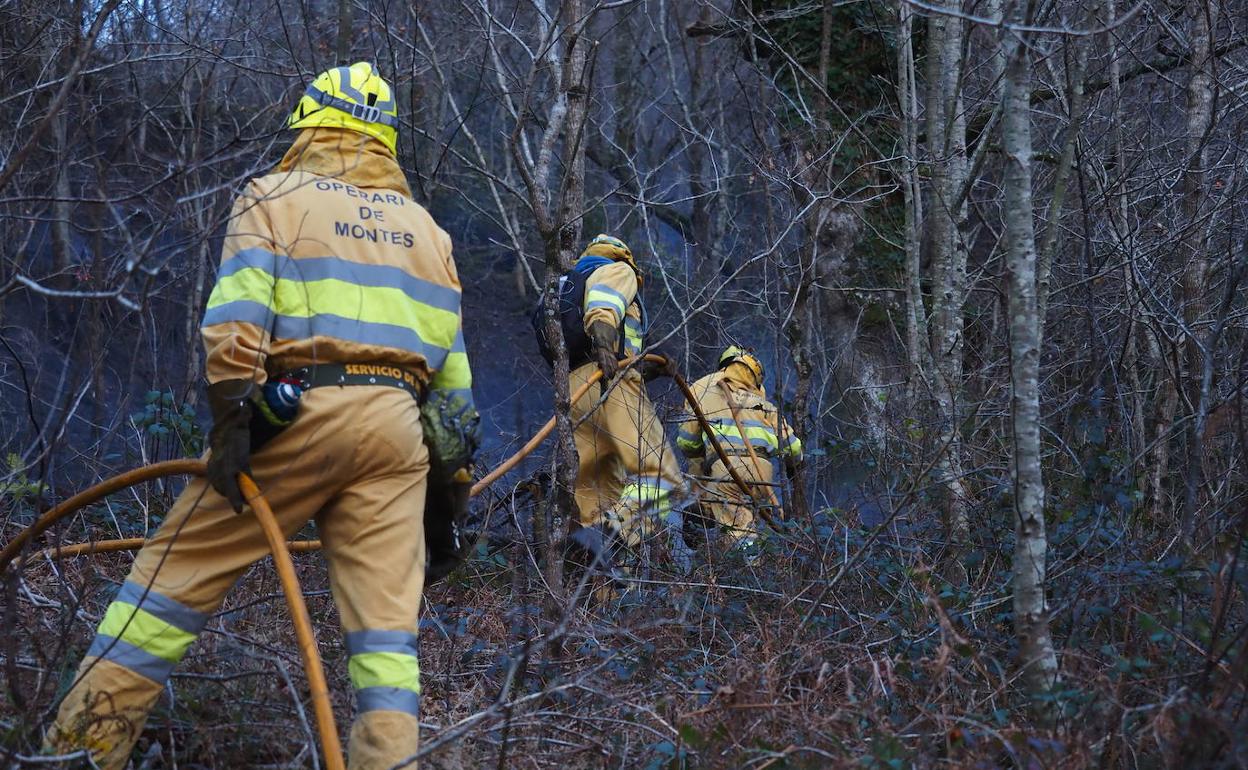 Imagen de archivo de un incendio forestal en Cantabria. 