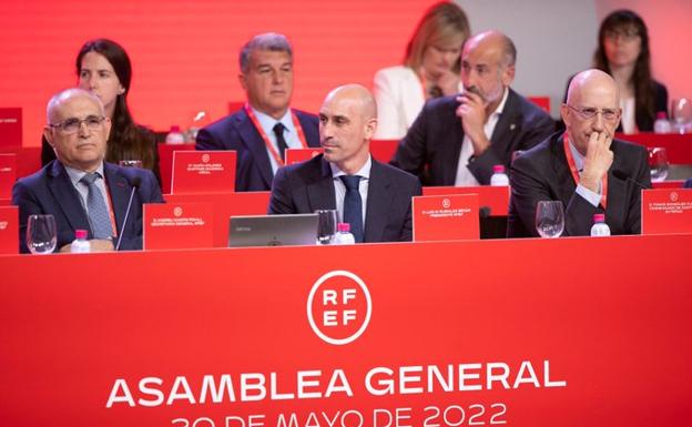 Luis Rubiales (c), presidente de la FEF, con Andreu Camps a su derecha. 