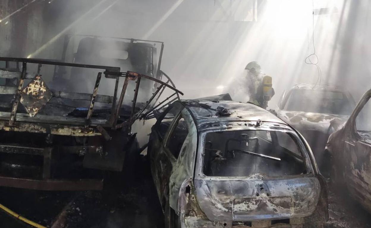 Un incendio calcina una nave de la antigua trefilería de Ramales