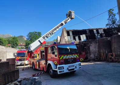 Imagen secundaria 1 - Un incendio calcina una nave de la antigua trefilería de Ramales