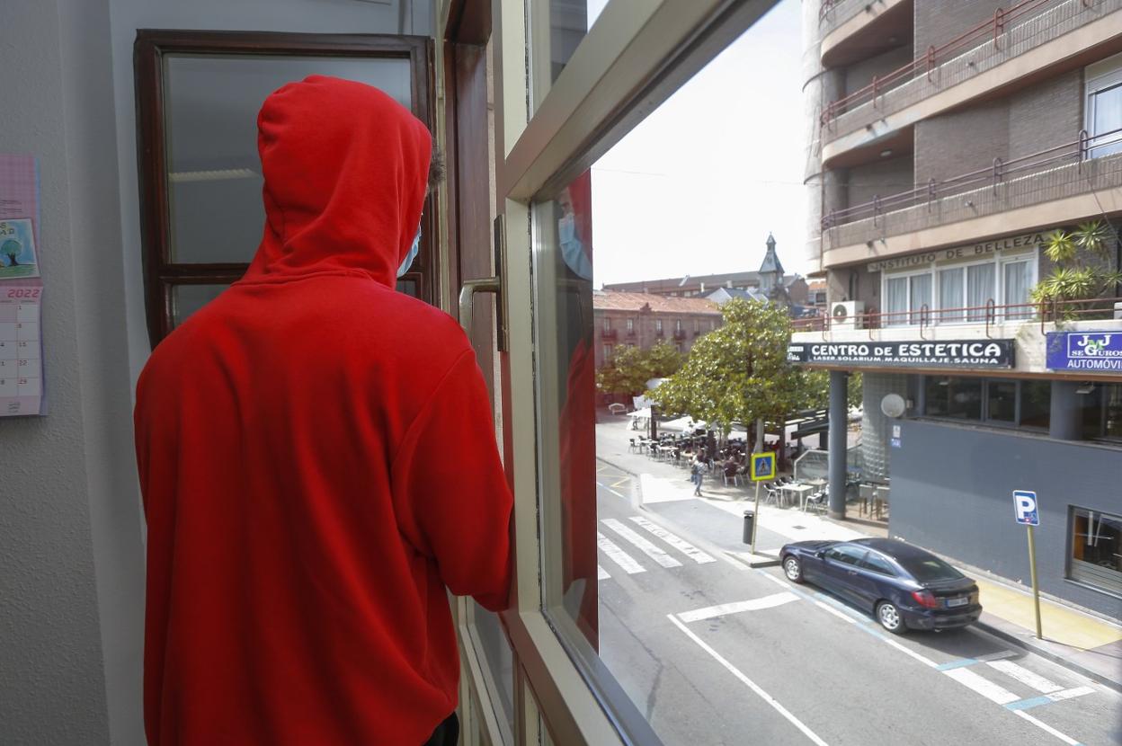 Luis (nombre ficcitico del jóven de la foto, a petición suya para preservar su identidad), mira por la ventana.e