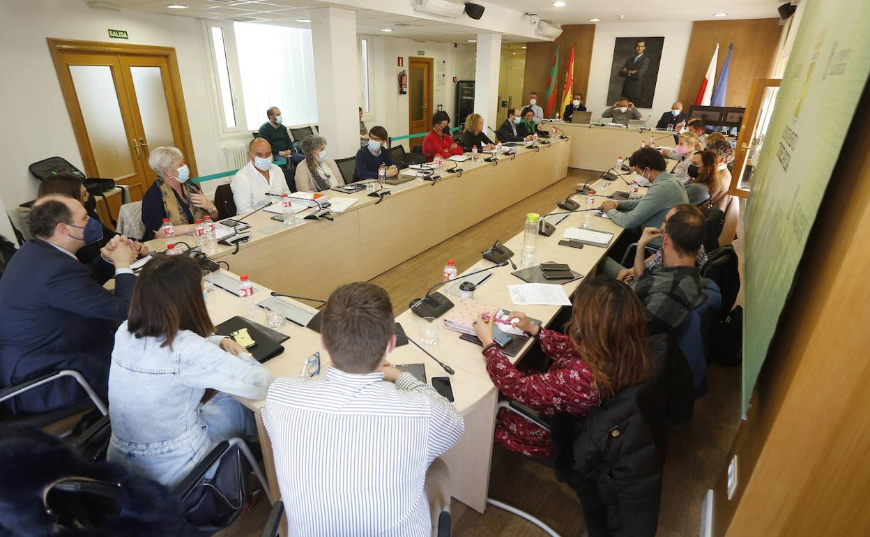 Gobierno y oposición en un pleno del Ayuntamiento de Torrelavega.