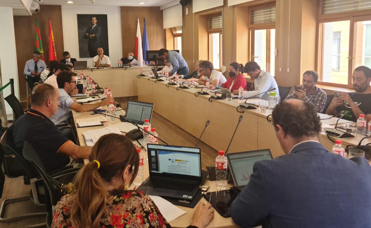 Representantes municipales debaten durante el pleno, este martes, en el Edificio Municipal de Torrelavega.