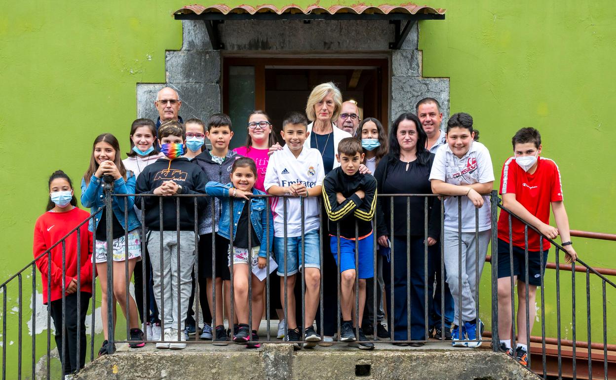 La consejera de Educación Marina Lombó y las autoridades locales con los alumnos del aula de refuerzo en Arredondo 