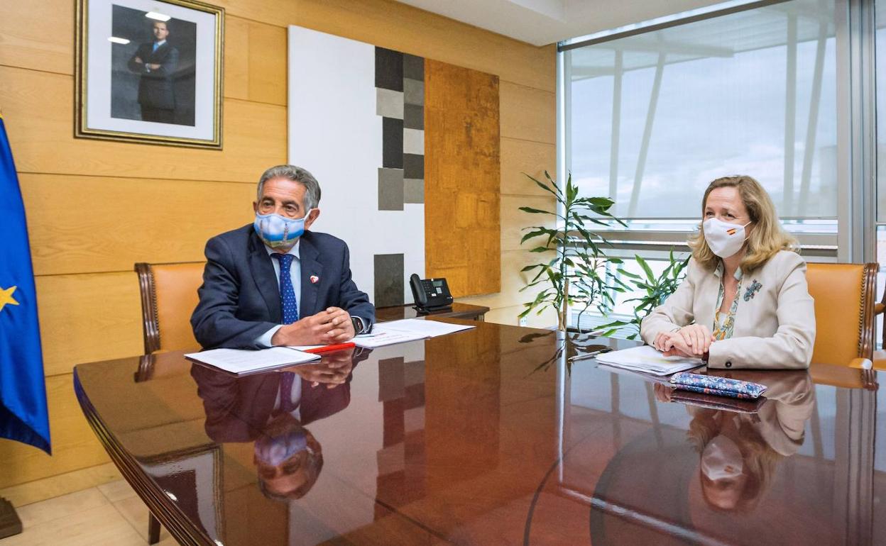 La ministra Nadia Calviño, en una reunión con el presidente cántabro, Miguel Ángel Revilla, en Santander. 