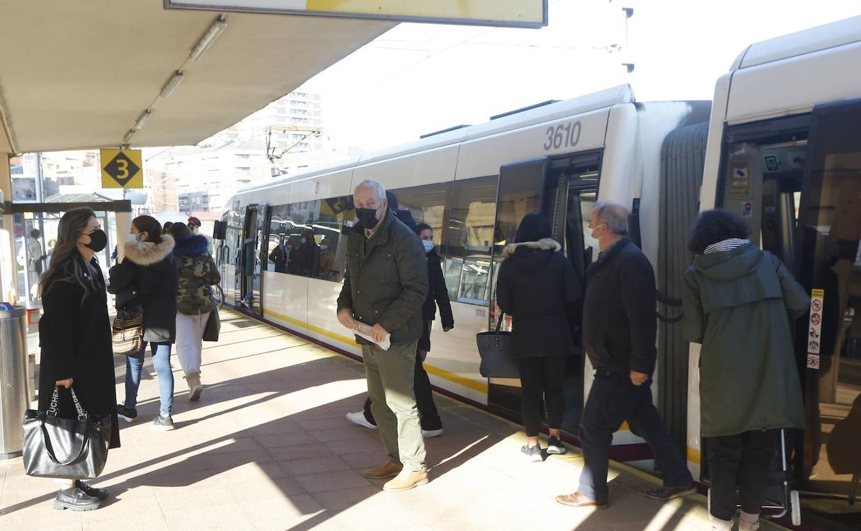 Usuarios de FEVE se bajan del tren en la estación de Torrelavega. Sane