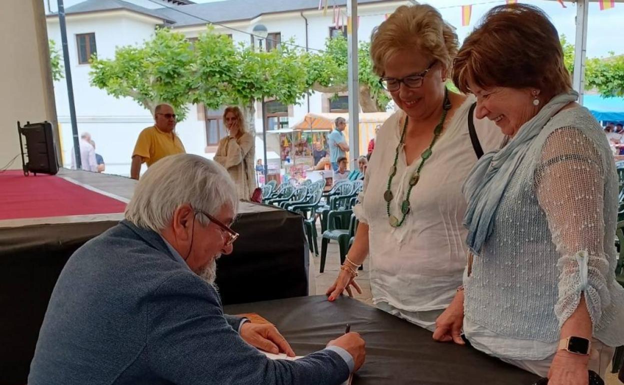 En la presentación, Ludovico Rodríguez firmó cerca de un centenar de ejemplares de su nuevo libro.