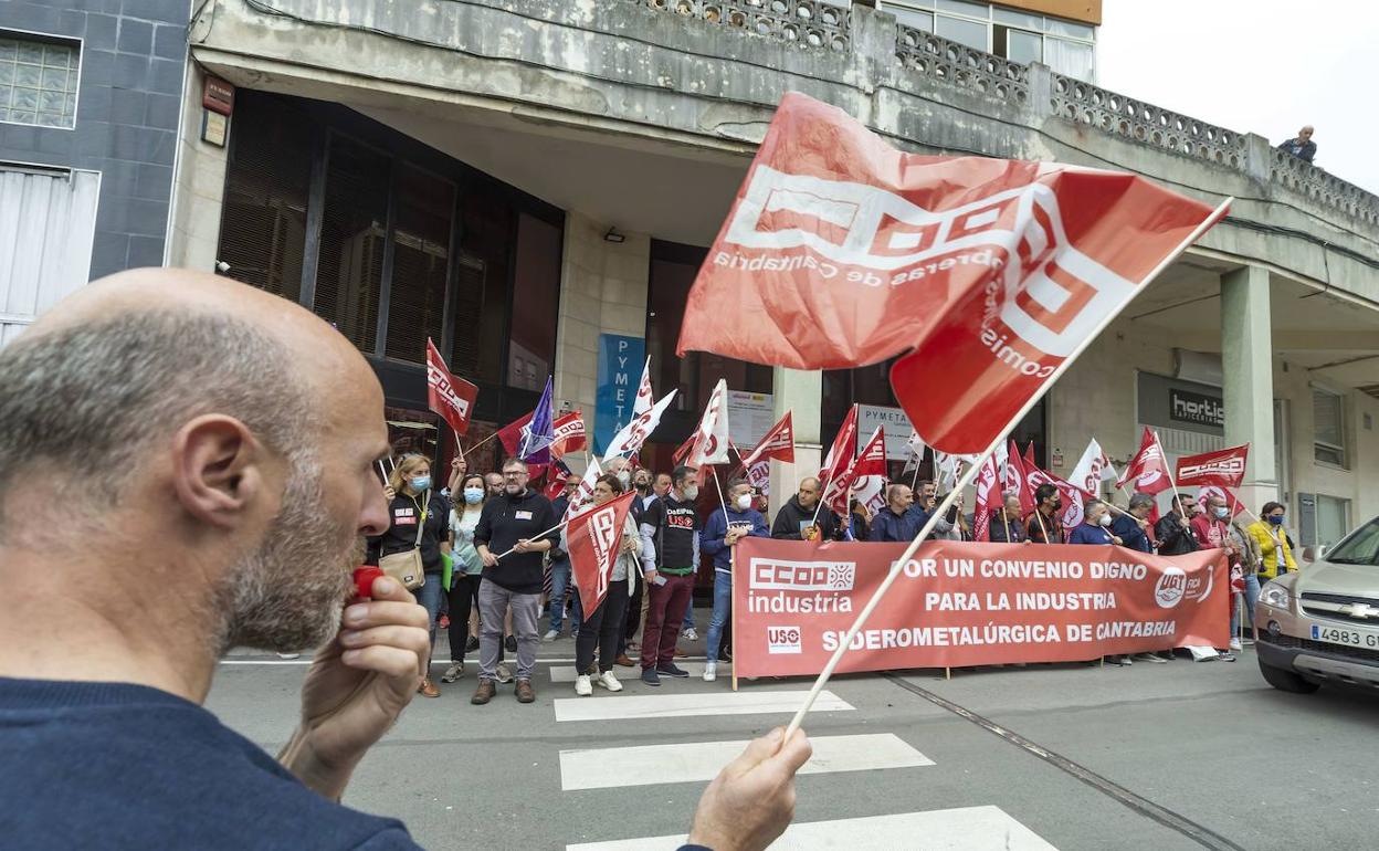 Imagen de archivo de la manifestación de trabajadores del metal en la sede de Pymetal en Santander. 