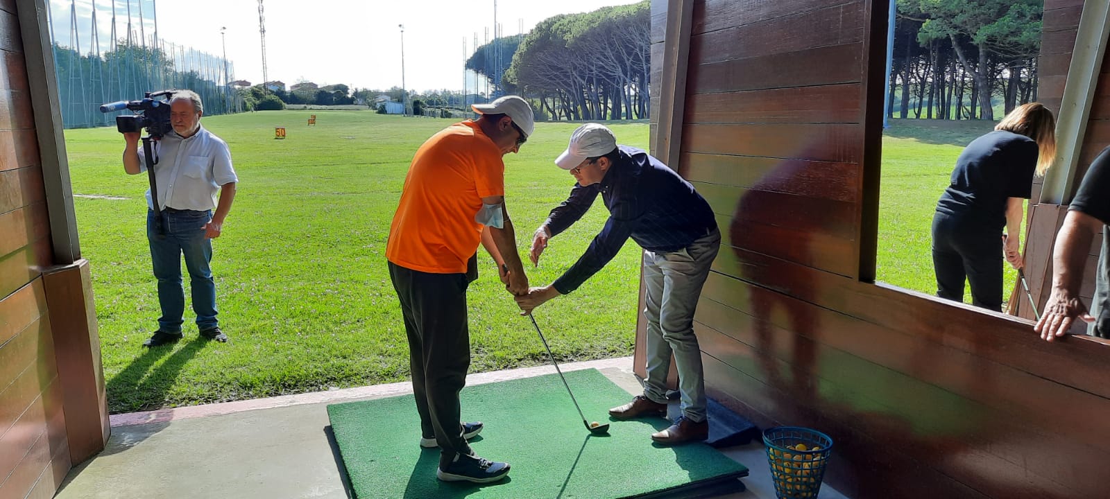 Un grupo de 22 personas ciegas y con baja visión disfrutaron de una jornada de golf en Mataleñas. 