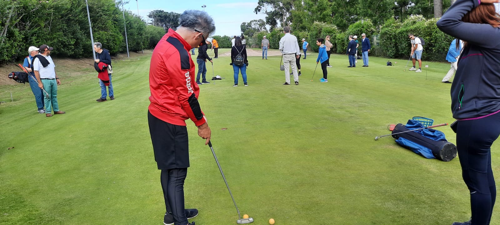 Un grupo de 22 personas ciegas y con baja visión disfrutaron de una jornada de golf en Mataleñas. 