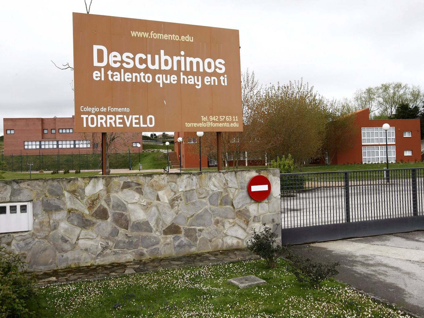 El colegio Torrevelo, en Mogro.