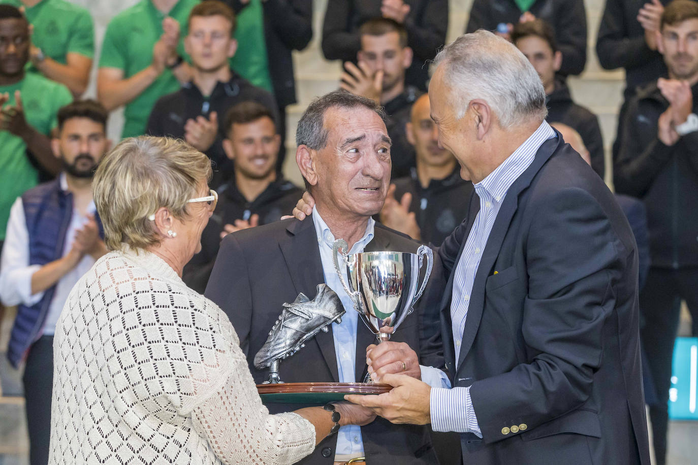 Jaime Aja entrega un detalle a un emocionado 'Chisco, que salió a recibirlo junto a su mujer.