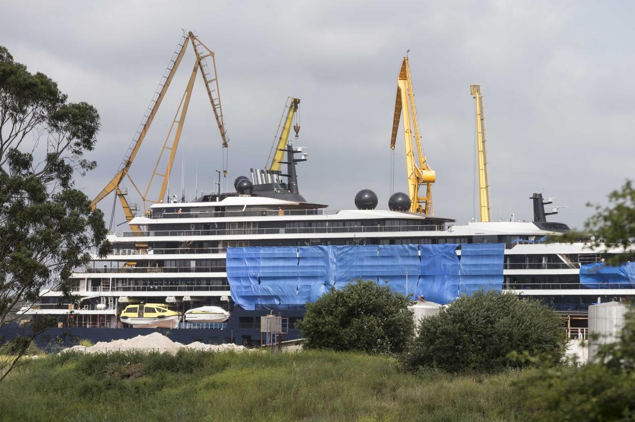 El crucero Evrima, este jueves en Astander con una imagen mucho más fiel de su aspecto definitivo. 